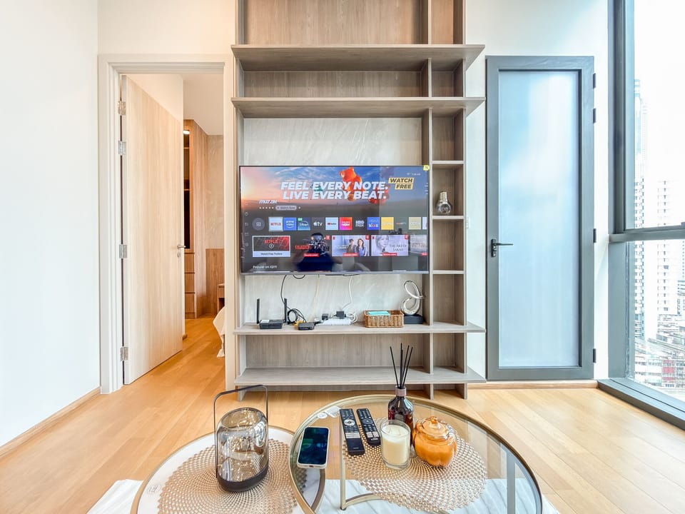 Apartment, 1 Bedroom, Balcony, Garden View | Living room | Books