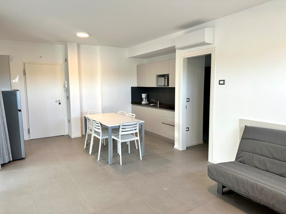 Apartment, 4 Bedrooms, Balcony, City View | Dining room