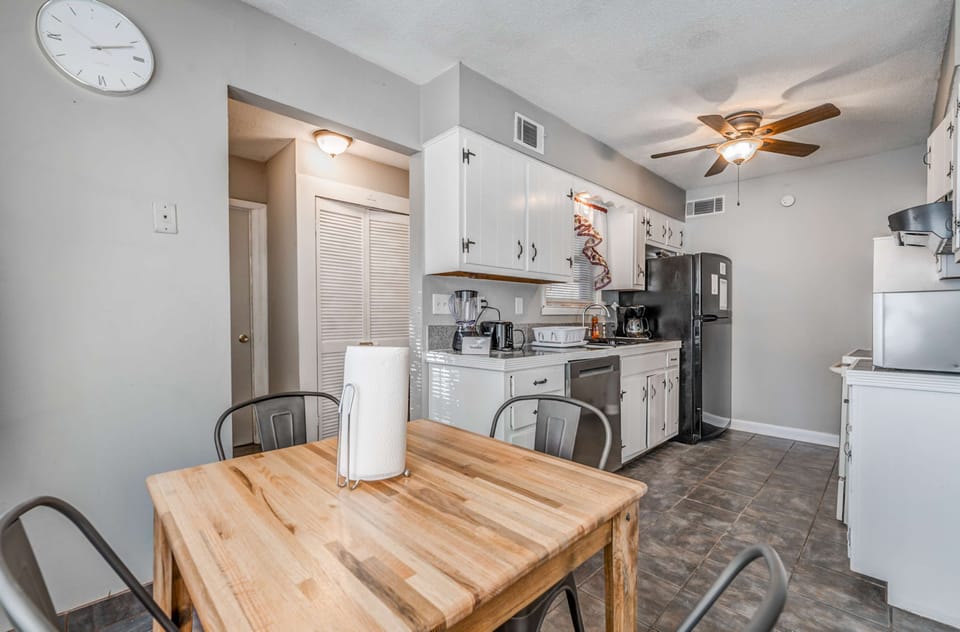 Full kitchen 
