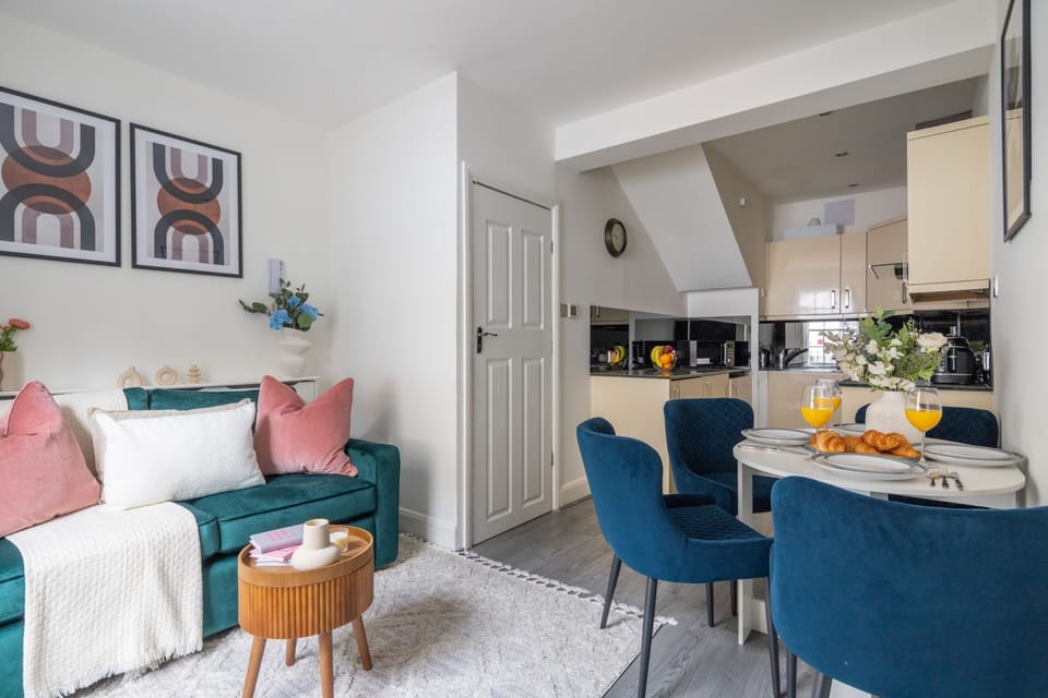 City Apartment, 2 Bedrooms, Non Smoking | Living area | 40-inch Smart TV with satellite channels