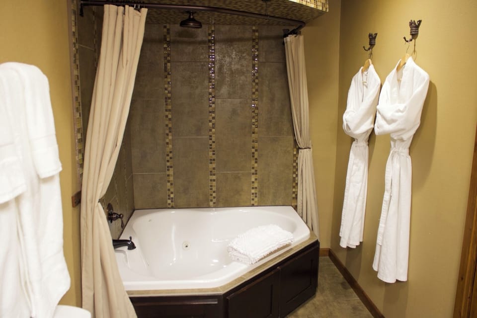 Emerald20Suite20Bathroom1