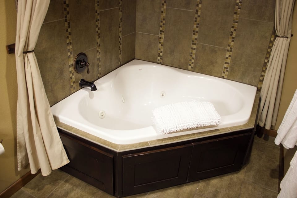 Emerald20Suite20Bathroom2