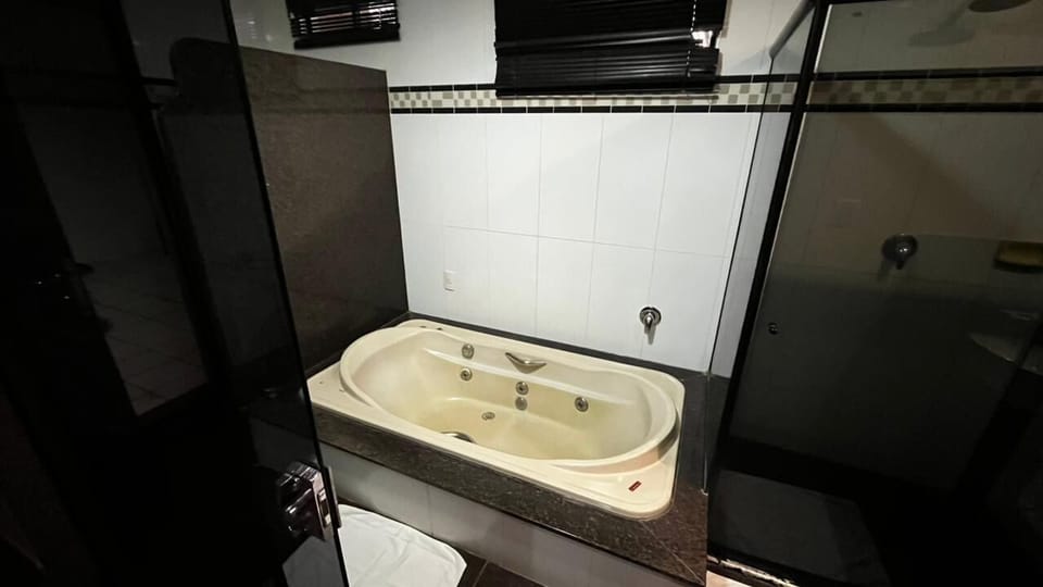Standard Apartment | Bathroom | Free toiletries, towels, soap, shampoo