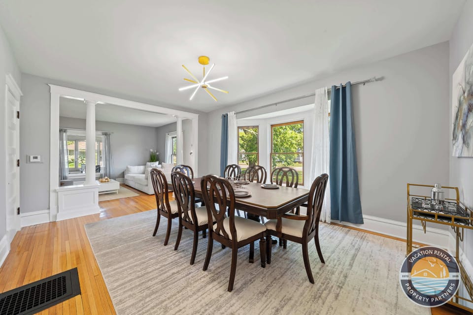 🍷 Elegant dining for the whole group — every chair filled, every guest at the table.