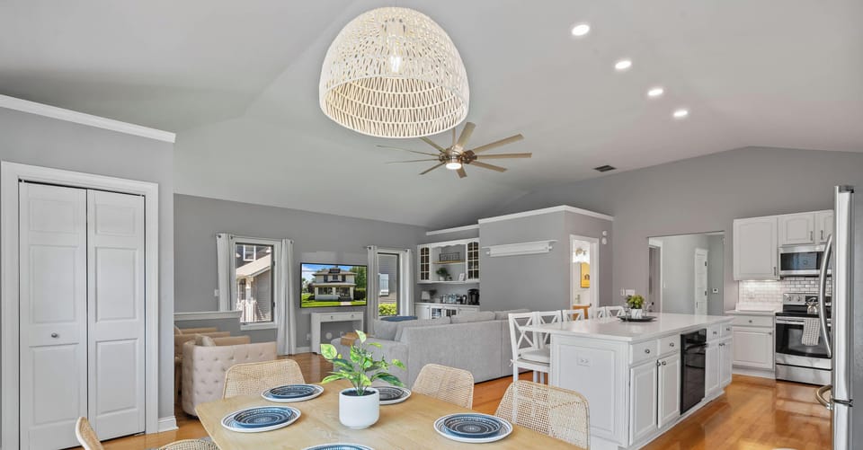 🍽️ Generous dining table in an open layout — perfect for rehearsal dinners, holiday meals, and big-group breakfasts.