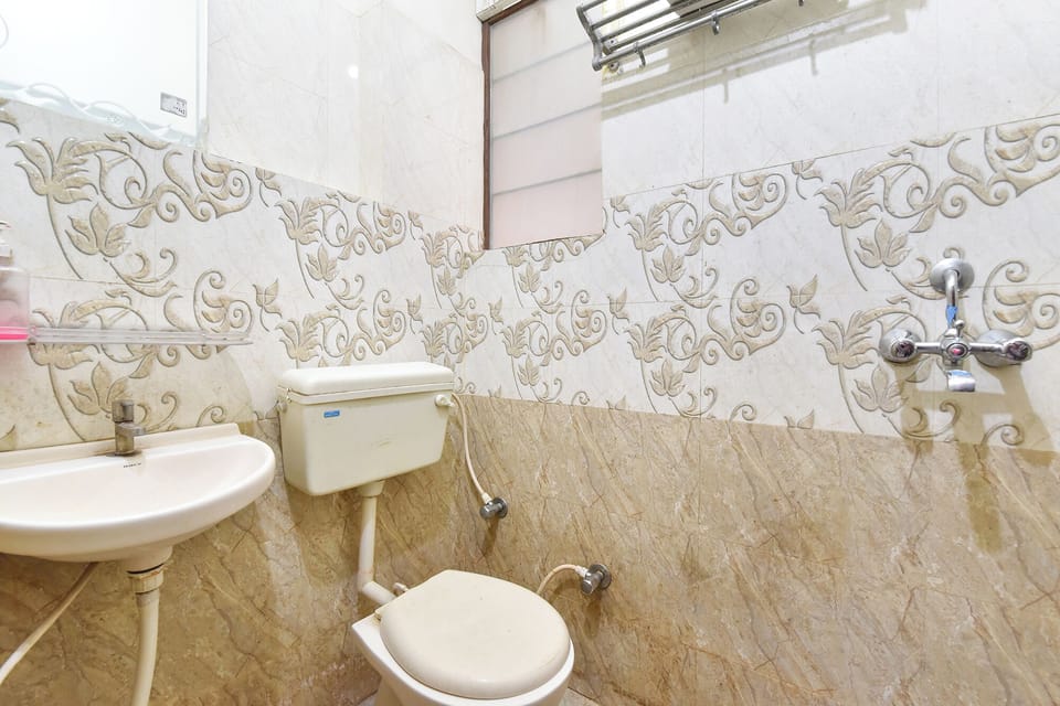 Shower, rainfall showerhead, free toiletries, towels