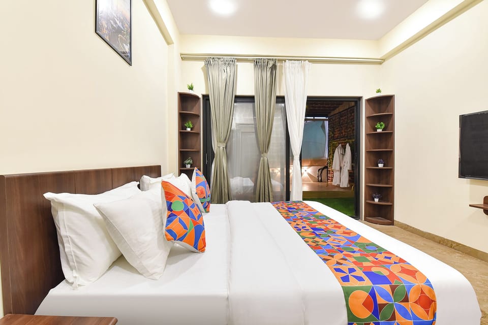 Suite | Egyptian cotton sheets, premium bedding, in-room safe, desk