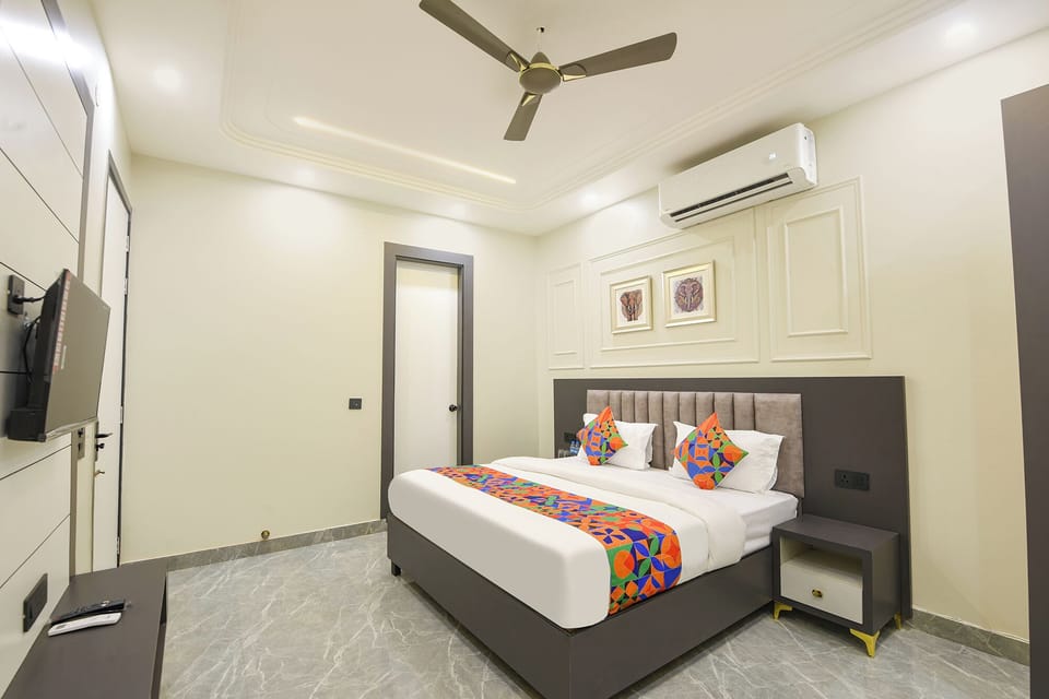 Egyptian cotton sheets, premium bedding, in-room safe, desk