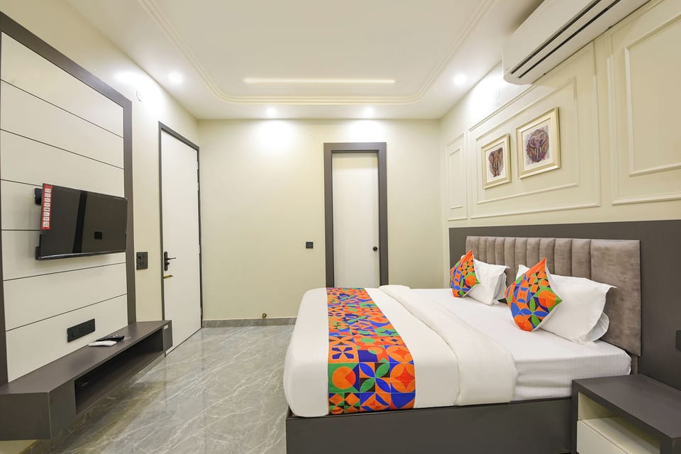 Egyptian cotton sheets, premium bedding, in-room safe, desk