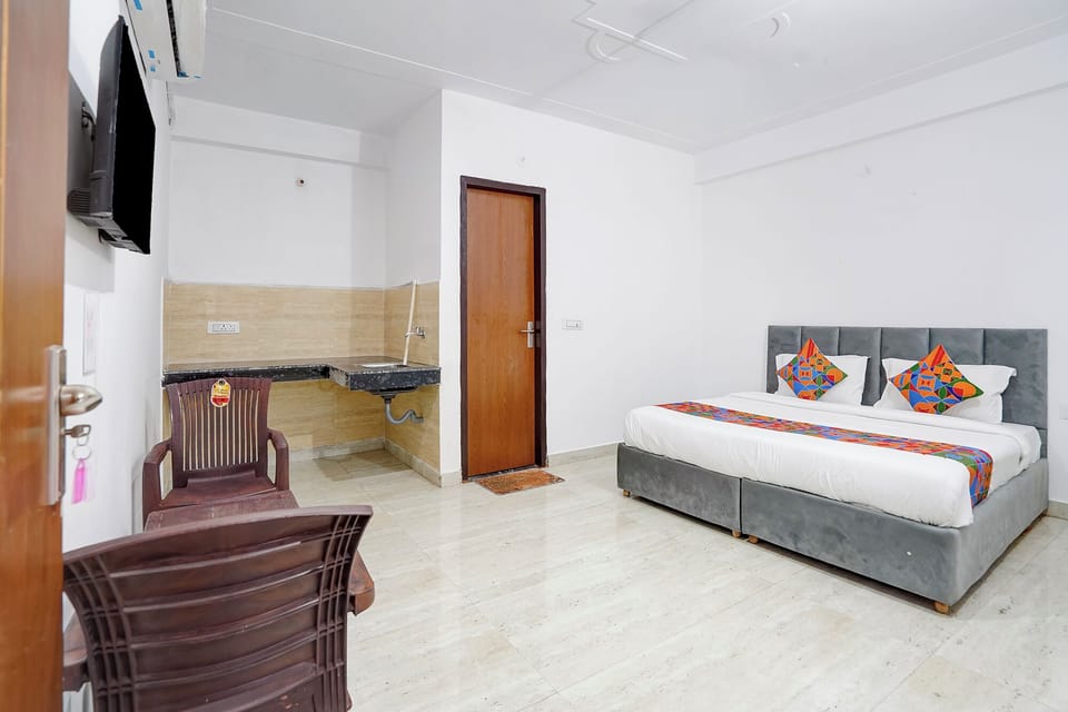 Egyptian cotton sheets, premium bedding, in-room safe, desk