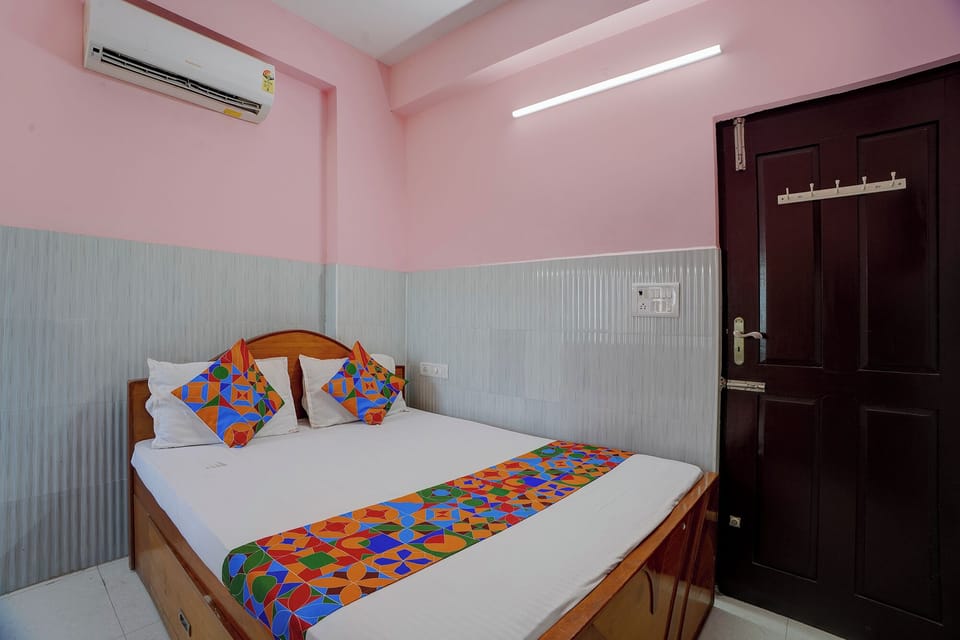 Egyptian cotton sheets, premium bedding, in-room safe, desk