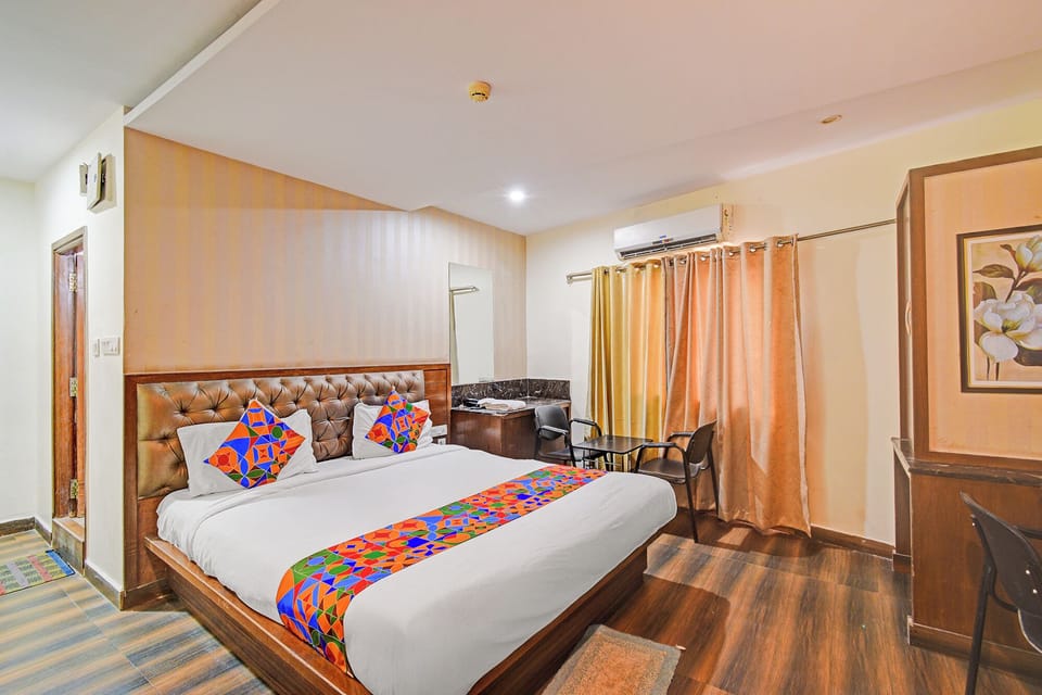 Deluxe Room | Egyptian cotton sheets, premium bedding, in-room safe, desk