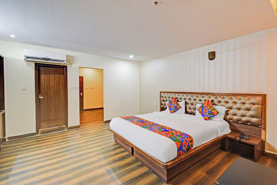 Egyptian cotton sheets, premium bedding, in-room safe, desk