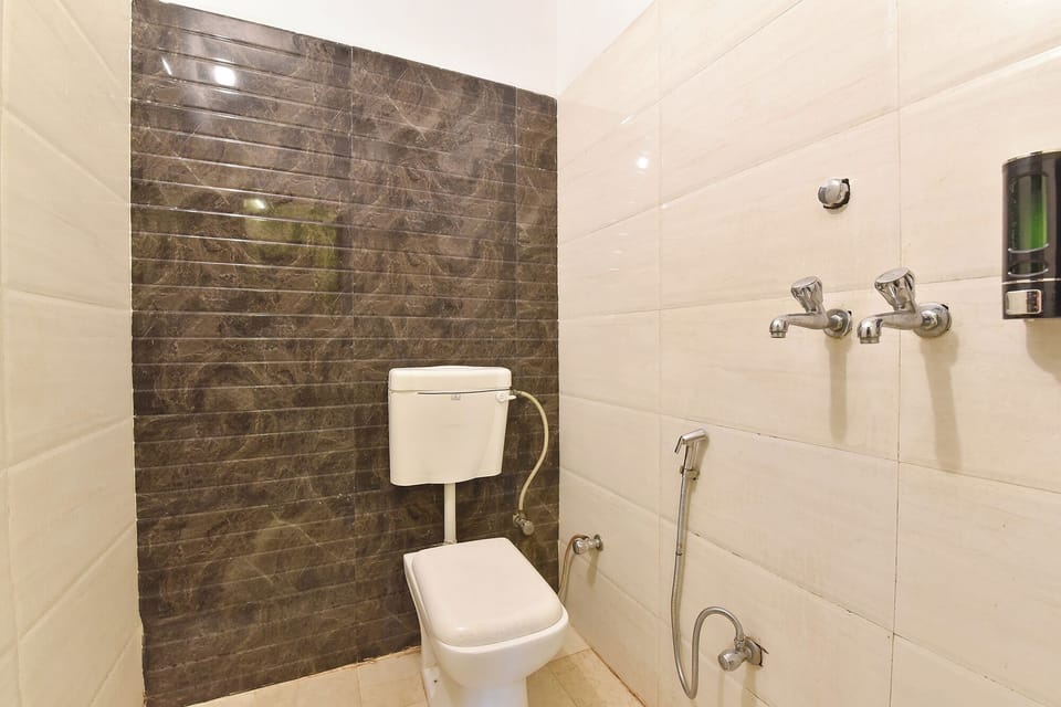 Shower, rainfall showerhead, free toiletries, towels