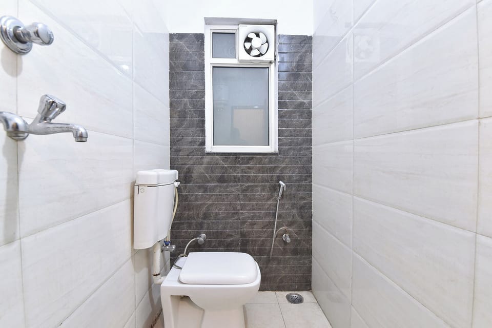 Shower, rainfall showerhead, free toiletries, towels