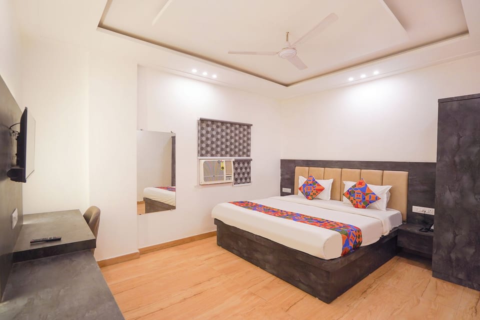 Deluxe Room | Egyptian cotton sheets, premium bedding, in-room safe, desk