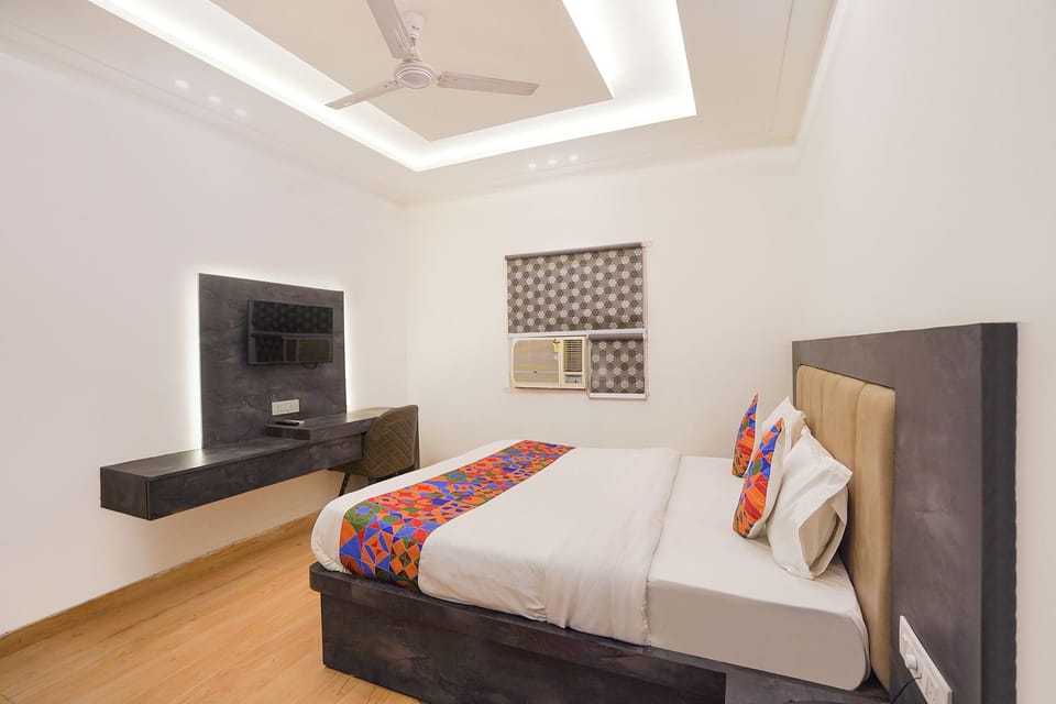 Deluxe Room | Egyptian cotton sheets, premium bedding, in-room safe, desk