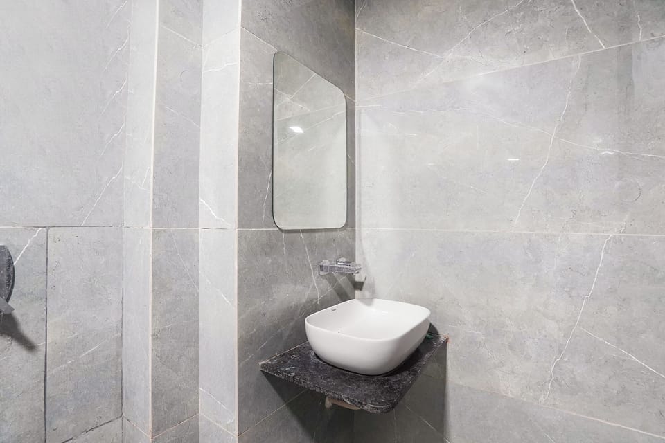 Shower, rainfall showerhead, free toiletries, towels