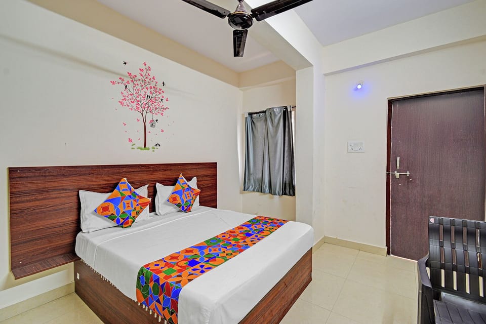 Egyptian cotton sheets, premium bedding, in-room safe, desk
