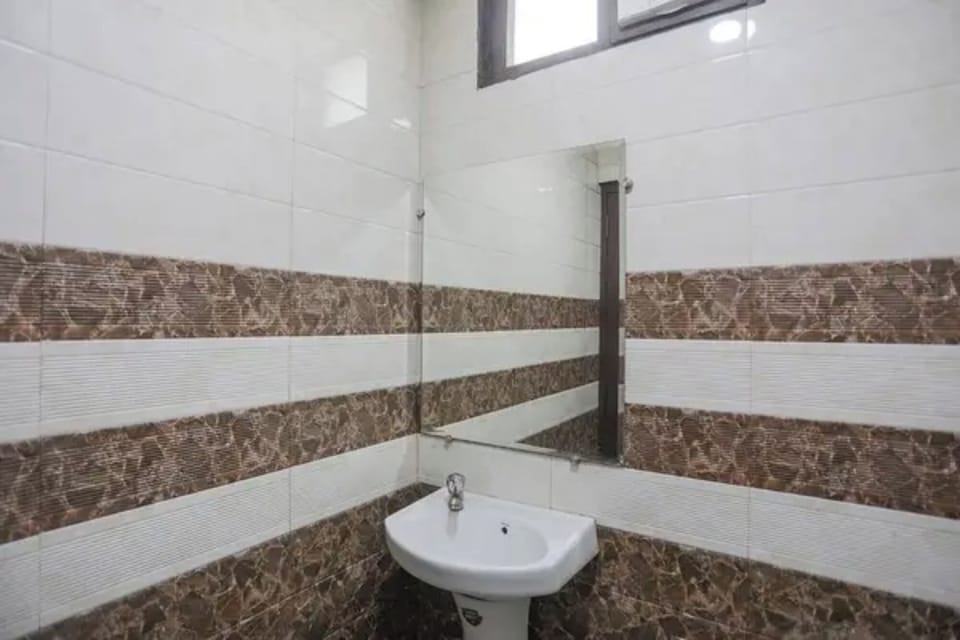 Shower, rainfall showerhead, free toiletries, towels
