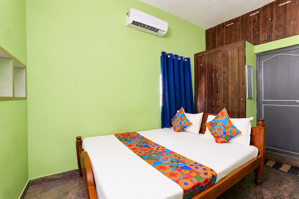 Deluxe Room | Egyptian cotton sheets, premium bedding, in-room safe, desk