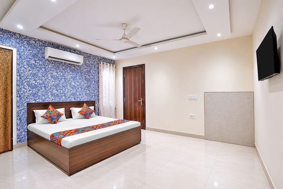 Deluxe Room | Egyptian cotton sheets, premium bedding, in-room safe, desk