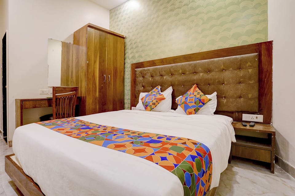 Egyptian cotton sheets, premium bedding, in-room safe, desk