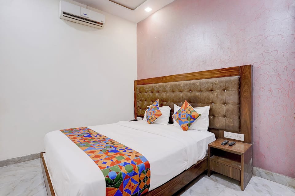 Egyptian cotton sheets, premium bedding, in-room safe, desk