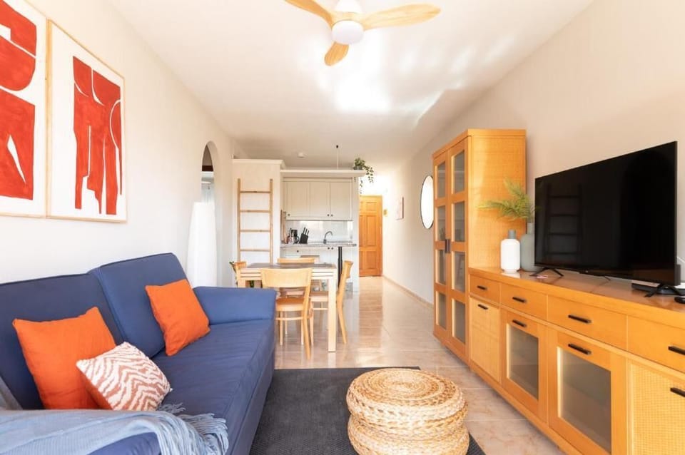 Deluxe Apartment, Balcony | Living area | 32-inch flat-screen TV with cable channels