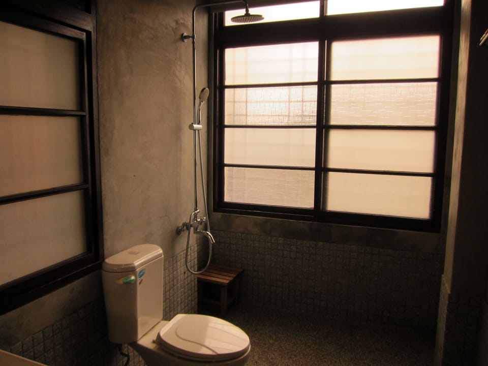 Shower, rainfall showerhead, free toiletries, hair dryer