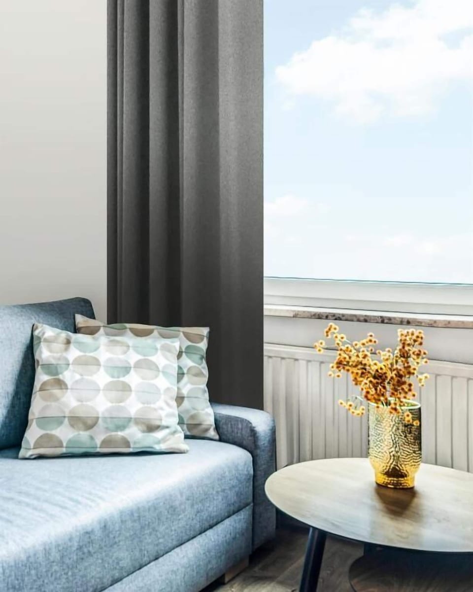 Suite, City View | Living area