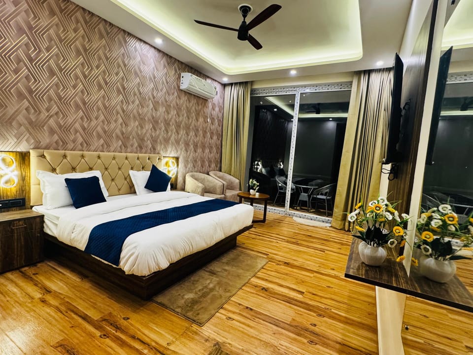 Double Room, Balcony, Lake View | Iron/ironing board, free WiFi