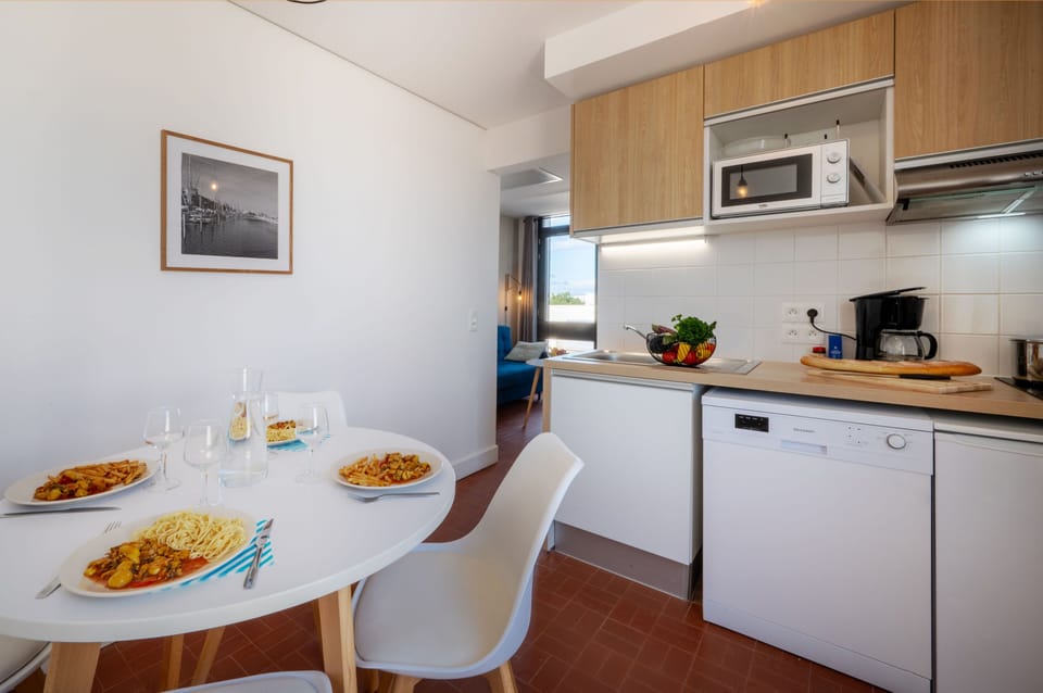 Fully equipped kitchenette with vitroceramic hobs, microwave, dishwasher and all the essentials for self-catering.