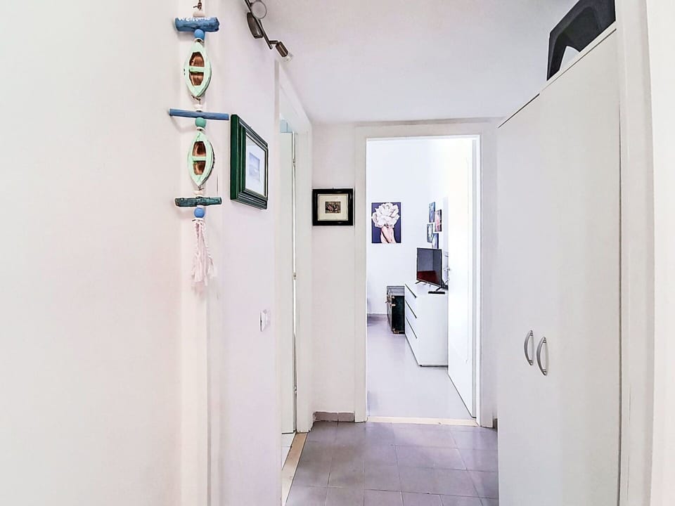 Wall, Flooring, Interior Design, Floor, Ceiling, Apartment, Lighting, Room, Home, Door
