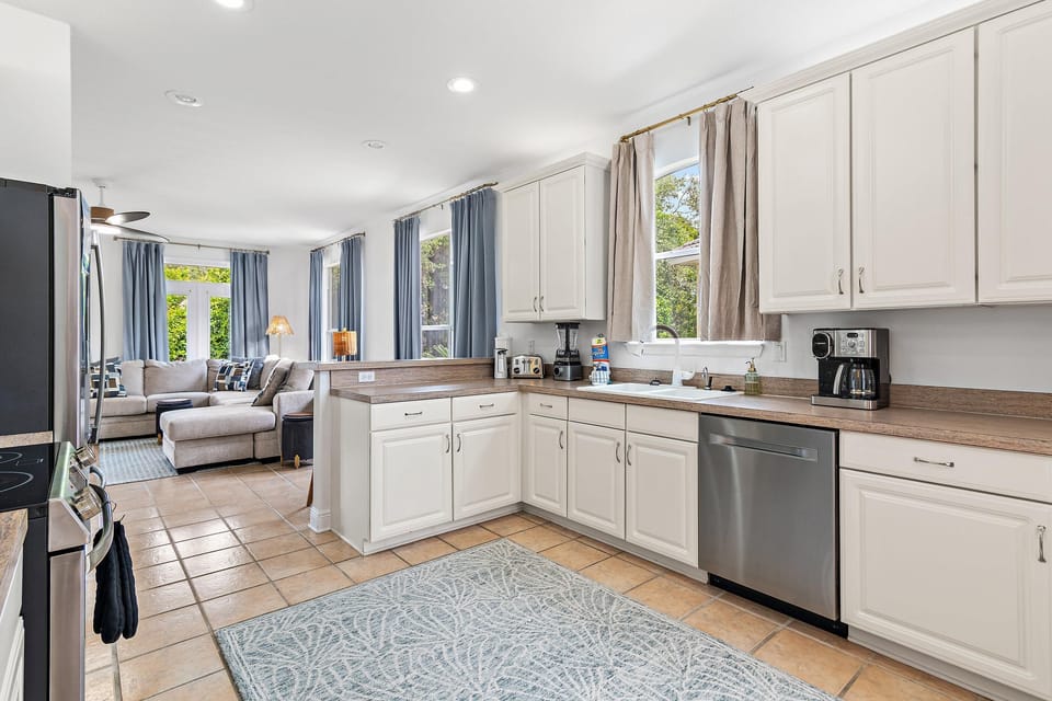 House, Multiple Beds (Peachy Palm) | Private kitchen