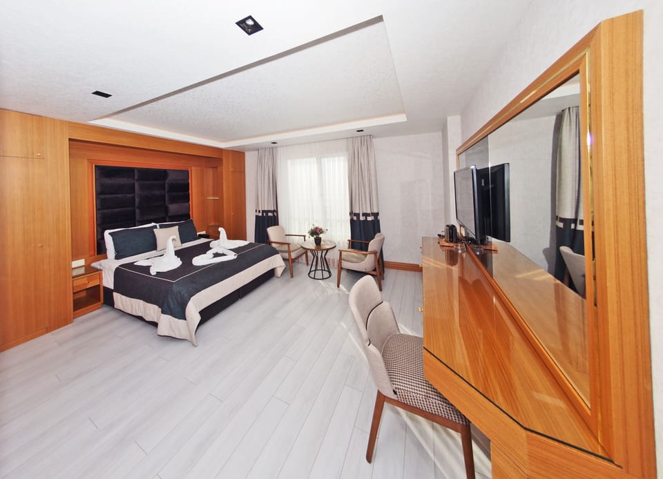 Standard Double or Twin Room | Minibar, in-room safe, individually decorated, individually furnished
