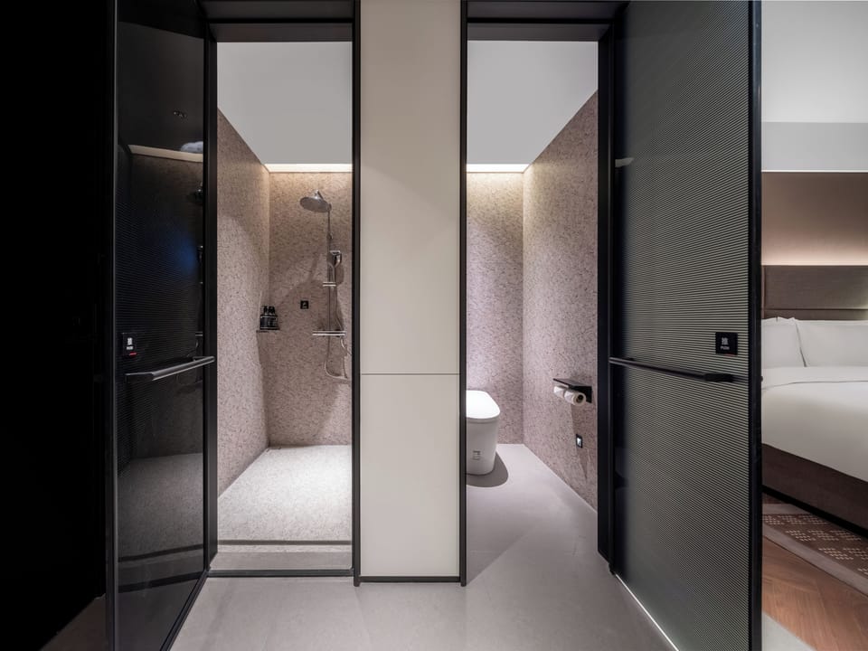 Shower, rainfall showerhead, free toiletries, hair dryer