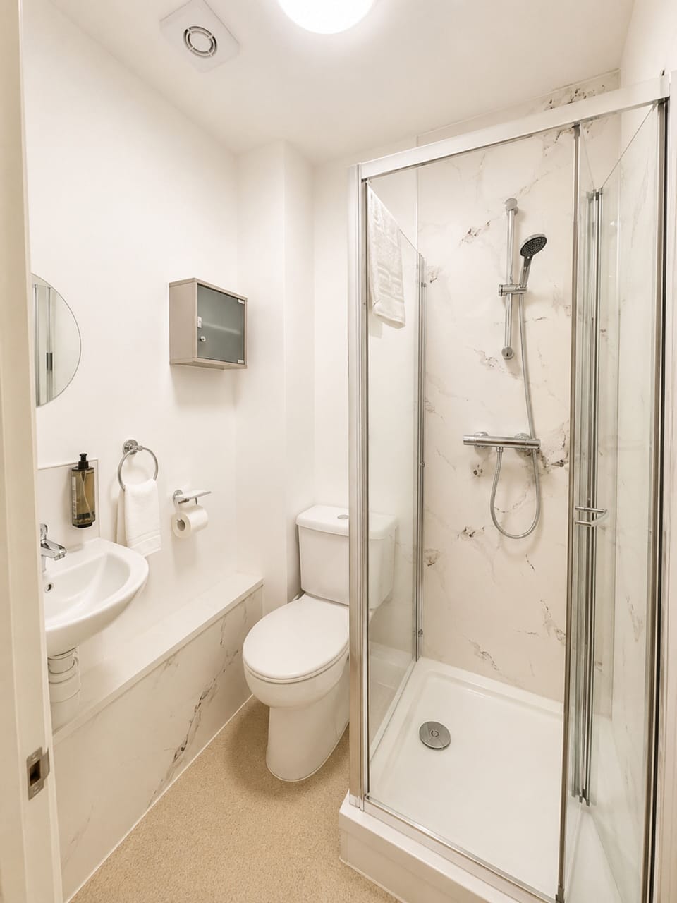 Standard Double Room | Bathroom | Shower, free toiletries, hair dryer, towels