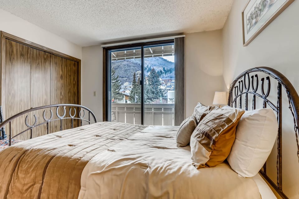 Condo, 2 Double Beds (Scorpio 304, 2BD Vail Condo with Wood) | 2 bedrooms