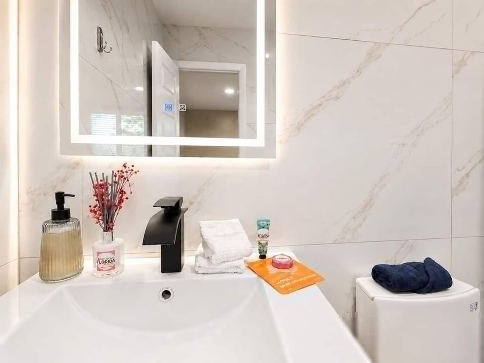 Modern Studio Private Parking Near Beach Apartment in Hollywood