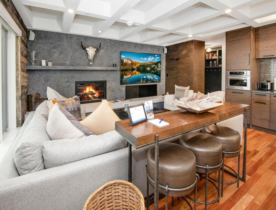 Condo, Multiple Beds (Treetops 4C, 3BD, 2.5BA Ski-In Ski-Ou) | Living area