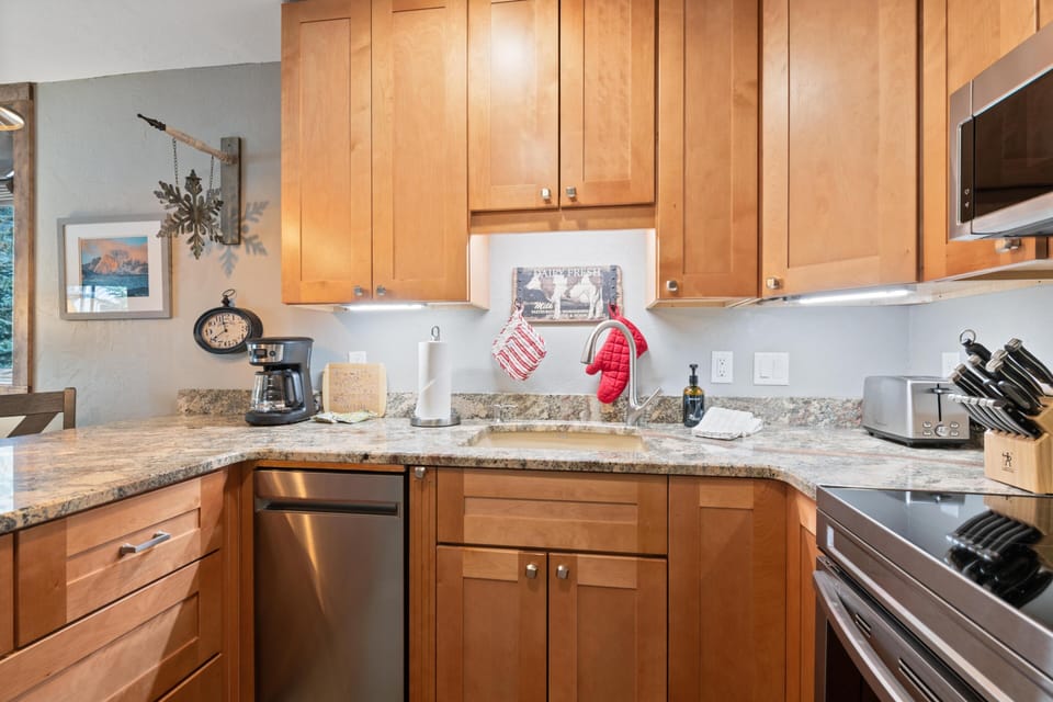 Condo, 1 King Bed with Sofa bed (Westwind 309 1BD 2BA Platinum Condo i) | Private kitchen