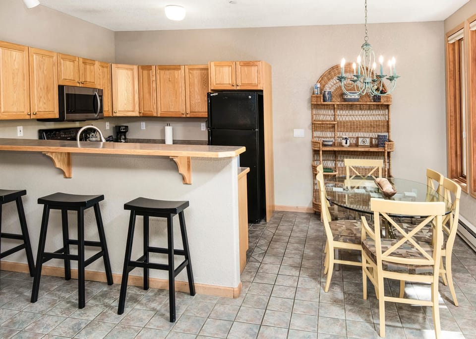 Condo, 1 King Bed (Sun Vail 13E, 2BD, 2BA condo with Vai) | Dining