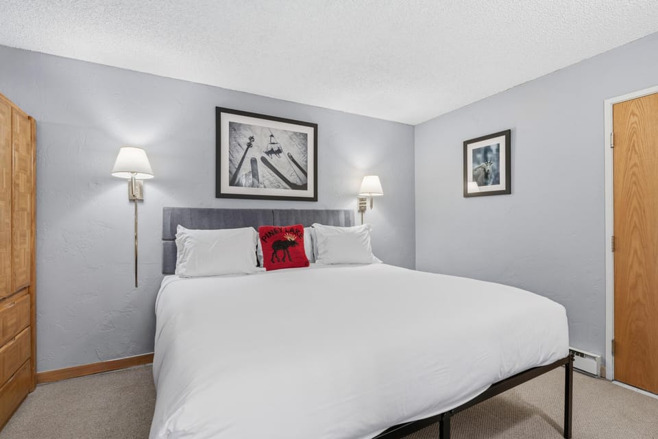 Studio, 1 Queen Bed with Sofa bed (Lift House Lodge, next to Lionshead V)
