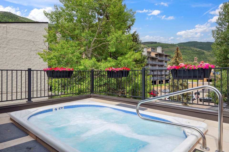 Studio, 1 Queen Bed with Sofa bed (Lift House Lodge, next to Lionshead V) | Outdoor spa tub