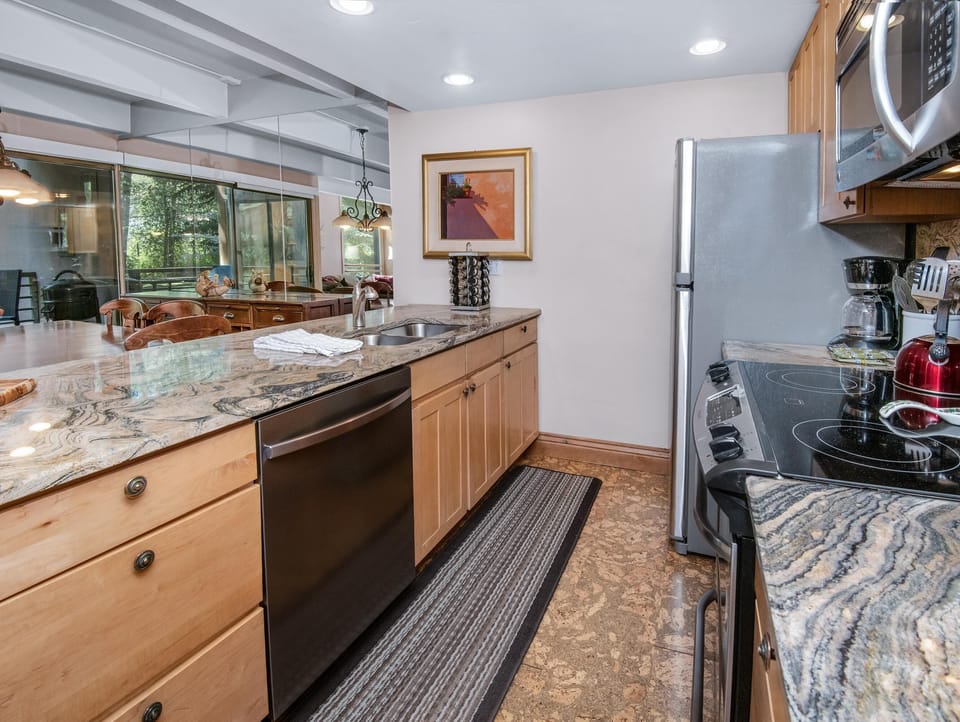 Condo, Multiple Beds (Vail International 111, 2 BD Lionshea) | Private kitchen