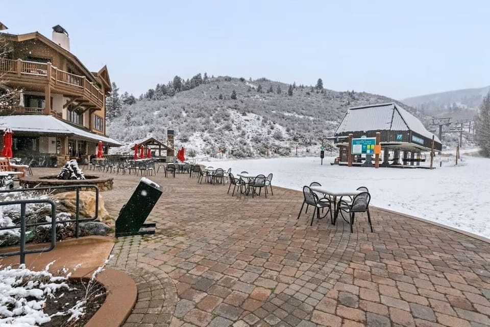 House, Multiple Beds (4BD Private Arrowhead Home on Golf Co) | Outdoor dining