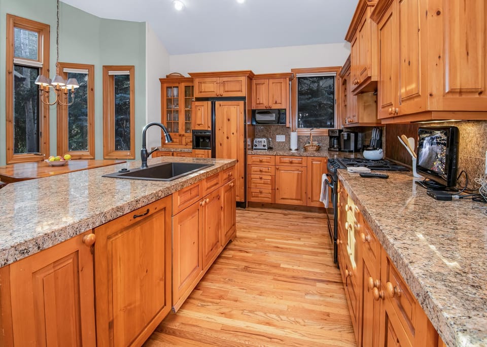 House, Multiple Beds (4BD Private Arrowhead Home on Golf Co) | Private kitchen