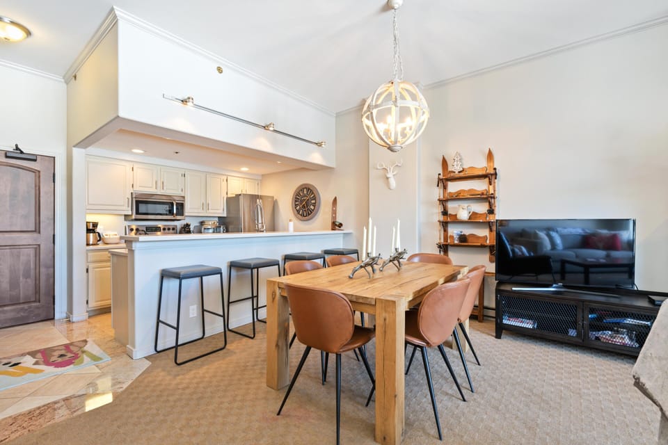 Condo, 1 King Bed (Borders Lodge L111 2BD Beaver Creek S) | Dining