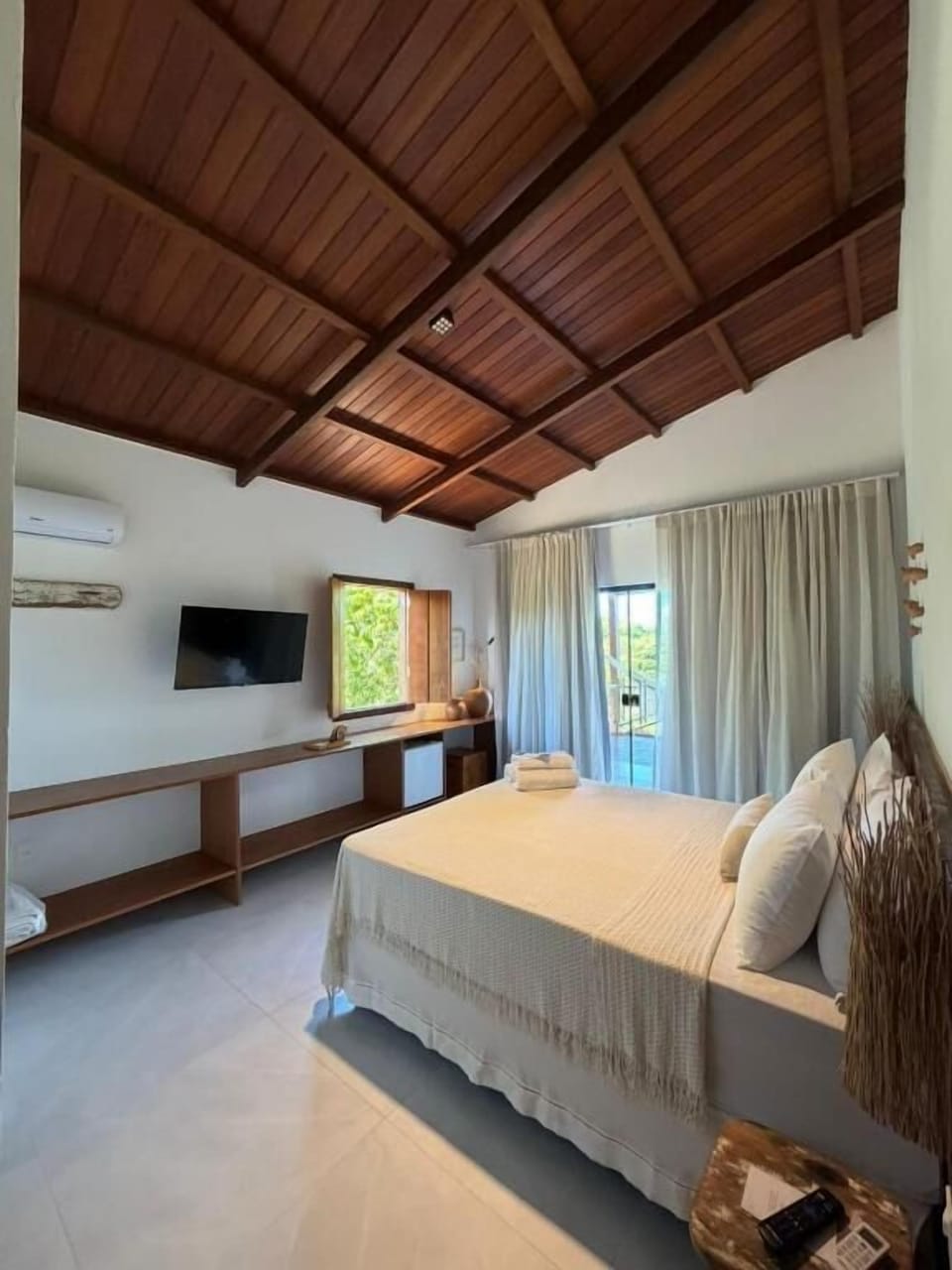 Minibar, desk, WiFi (free)
